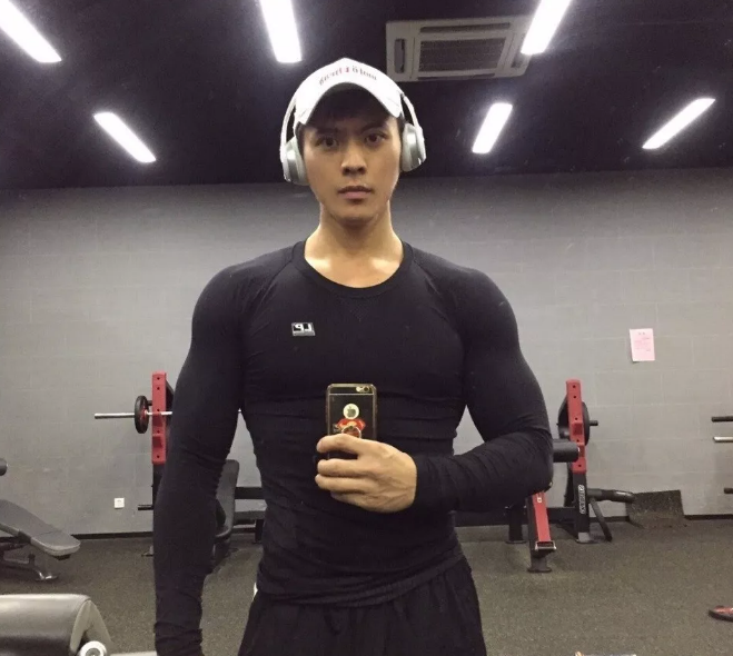 看点∣小S抓住不放的高颜值筋肉健身私教！帅了这么多年的名媛天菜！ - 51虹马