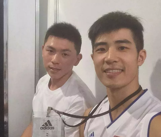 看点∣190.C.M.大长腿篮球体育生，重新把肌肉身材塞进西装，制服控快来围观！ - 51虹马