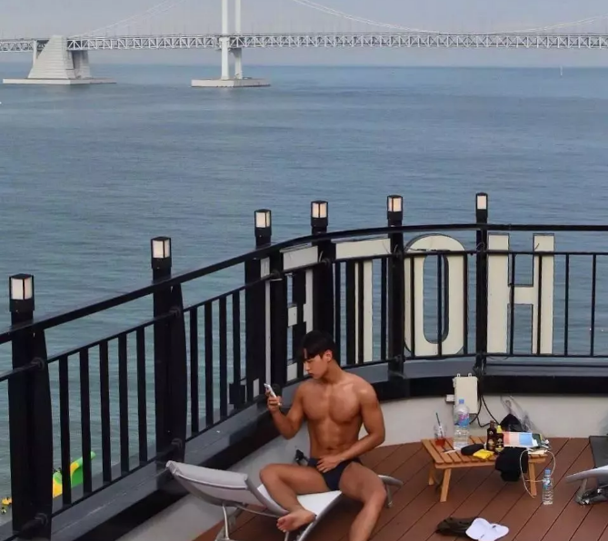 看点∣运动天菜大长腿大.鼻.子，肌肉身材少年感十足！被这枚行走的荷尔蒙扳弯…… - 51虹马