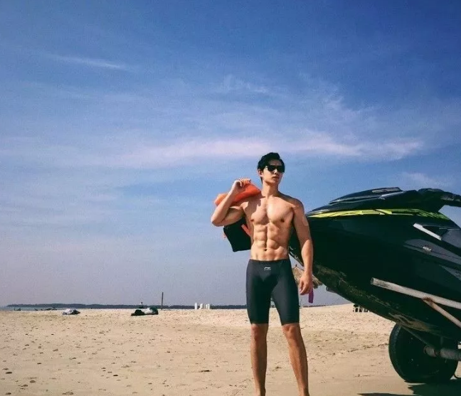 看点∣肌肉男模兼职健身私教，颜好料足还有腹肌加成 - 51虹马