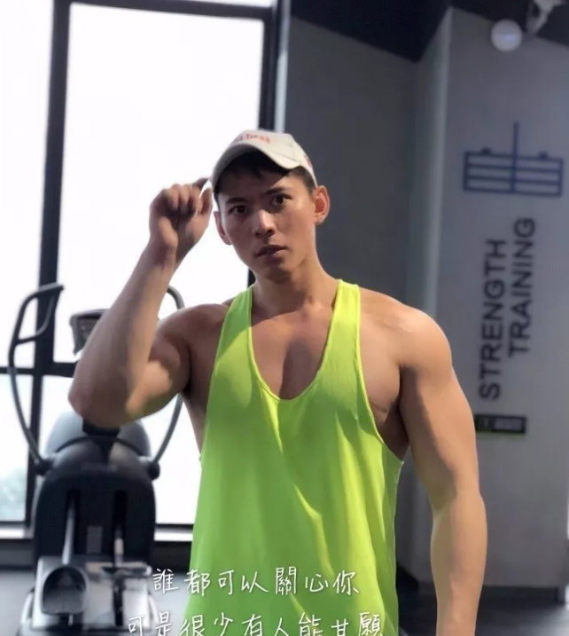 看点∣小S抓住不放的高颜值筋肉健身私教！帅了这么多年的名媛天菜！ - 51虹马