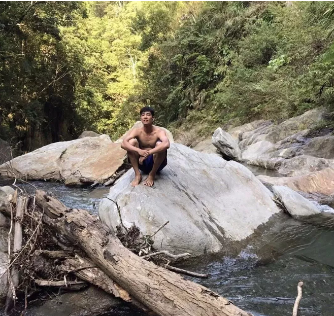 看点∣190.C.M.大长腿篮球体育生，重新把肌肉身材塞进西装，制服控快来围观！ - 51虹马