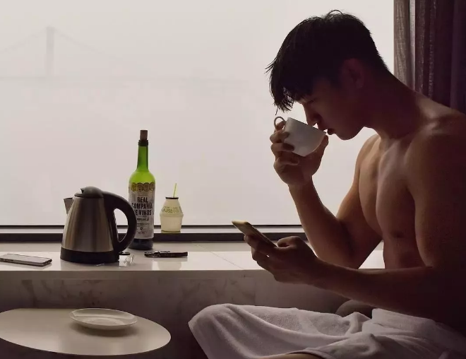 看点∣运动天菜大长腿大.鼻.子，肌肉身材少年感十足！被这枚行走的荷尔蒙扳弯…… - 51虹马