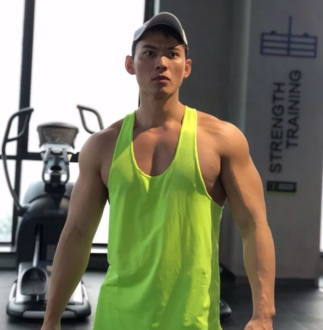 看点∣小S抓住不放的高颜值筋肉健身私教！帅了这么多年的名媛天菜！ - 51虹马