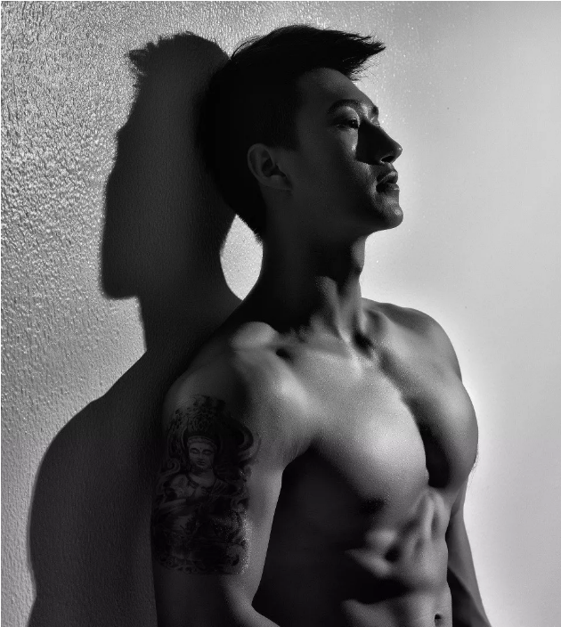 看点∣帅气小兵哥退役后当男模，健硕肌肉身材网友高呼“胸肌要炸了”! - 51虹马