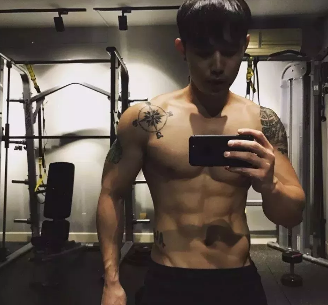 看点∣肌肉男模兼职健身私教，颜好料足还有腹肌加成 - 51虹马