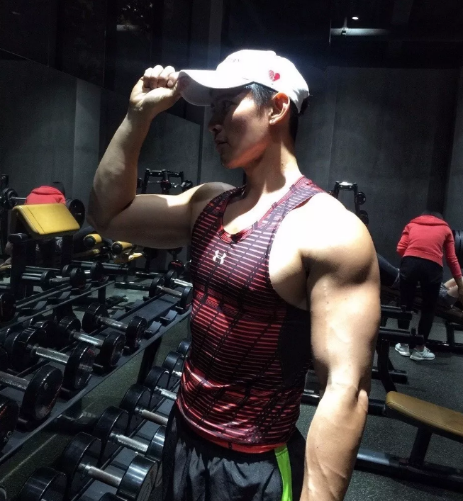 看点∣小S抓住不放的高颜值筋肉健身私教！帅了这么多年的名媛天菜！ - 51虹马