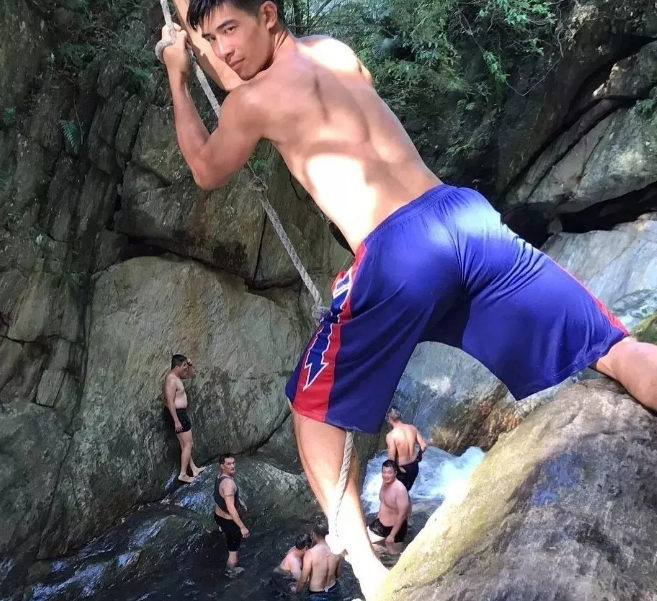 看点∣190.C.M.大长腿篮球体育生，重新把肌肉身材塞进西装，制服控快来围观！ - 51虹马