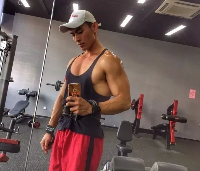 看点∣小S抓住不放的高颜值筋肉健身私教！帅了这么多年的名媛天菜！ - 51虹马