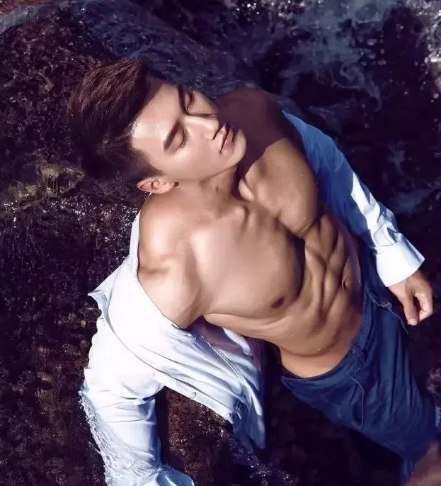 看点∣帅气小兵哥退役后当男模,健硕肌肉身材网友高呼“胸肌要炸了”! - 51虹马 看点∣帅气小兵哥退役后当男模,健硕肌肉身材网友高呼“胸肌要炸了”! - 51虹马