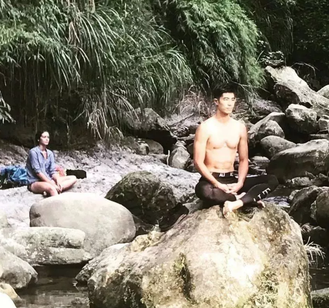 看点∣190.C.M.大长腿篮球体育生，重新把肌肉身材塞进西装，制服控快来围观！ - 51虹马