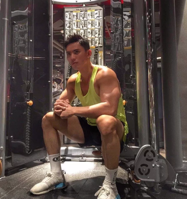 看点∣小S抓住不放的高颜值筋肉健身私教！帅了这么多年的名媛天菜！ - 51虹马