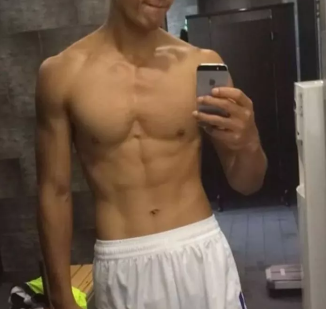 看点∣190.C.M.大长腿篮球体育生，重新把肌肉身材塞进西装，制服控快来围观！ - 51虹马