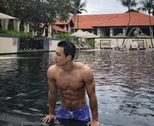 又一枚好肉游泳运动员转行星健身私教，户外浴场大秀身材这肉体我是服气的！ - 51虹马