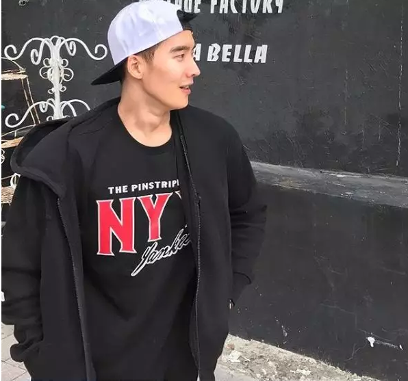 因为太小撑不起内裤而走红！这张脸我愿意帮塞几双袜子… - 51虹马