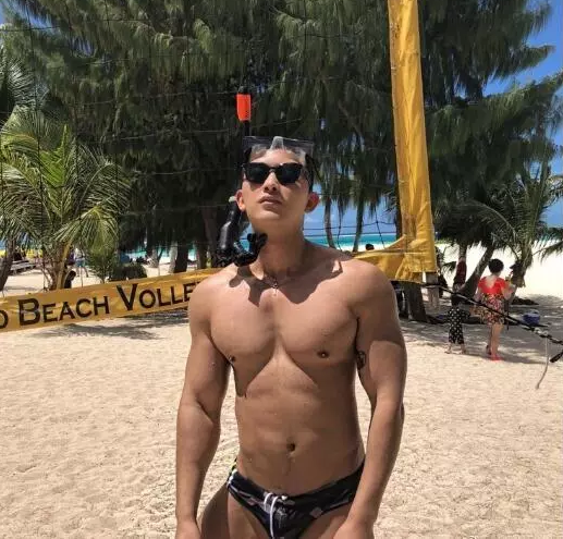 谢梓秋的吃瓜小狼狗又出新写真，网友惊呼看见蘑菇啦！ - 51虹马