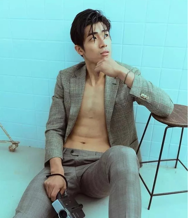 看点∣190.C.M.大长腿篮球体育生，重新把肌肉身材塞进西装，制服控快来围观！ - 51虹马