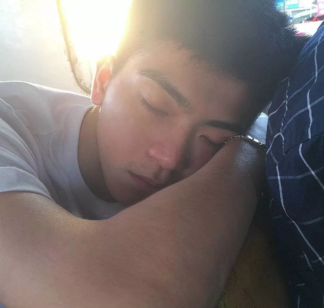 看点∣“小奶狗”的颜，“小狼犬”的身材，被八块小腹肌的小鲜肉秒杀！ - 51虹马