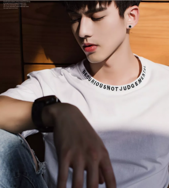 看点∣扒到脱了粉红背心的帅气小哥，身高188的小腹肌男模，嫩得掐出水…… - 51虹马