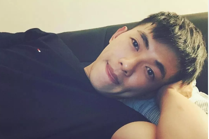 看点∣元气小奶狗穿运动短裤秀小腹肌，网友们又要换蜜汁男友了 - 51虹马