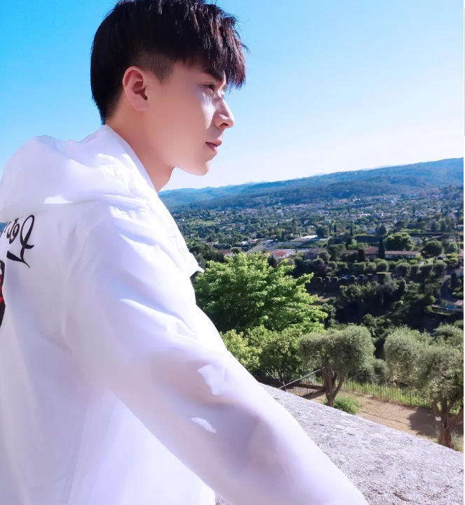 帅哥∣八块腹肌完美侧颜的全能小王子，与你相遇不可抗力！－－王博文 - 51虹马