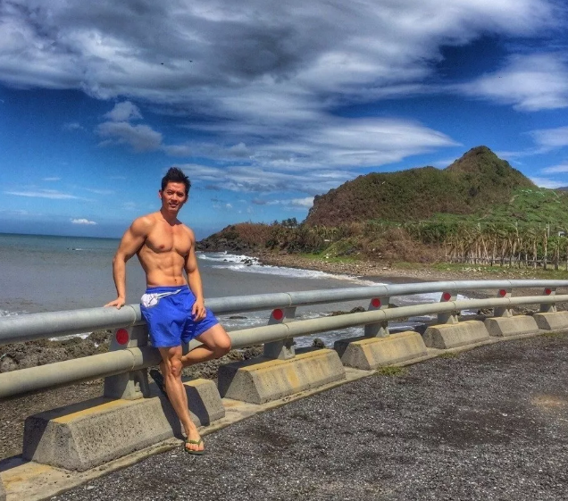 看点∣小S抓住不放的高颜值筋肉健身私教！帅了这么多年的名媛天菜！ - 51虹马