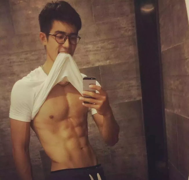 看点∣190.C.M.大长腿篮球体育生，重新把肌肉身材塞进西装，制服控快来围观！ - 51虹马