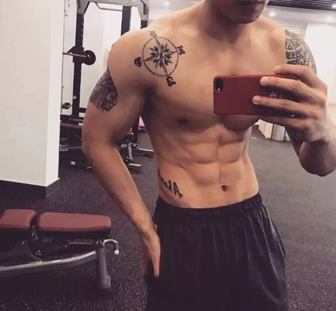 看点∣肌肉男模兼职健身私教，颜好料足还有腹肌加成 - 51虹马