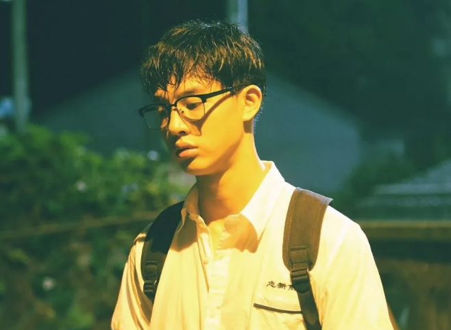 童颜兵哥哥竟然有大毛腿?床上侧颜像陈冠希? - 51虹马 童颜兵哥哥竟然有大毛腿?床上侧颜像陈冠希? - 51虹马