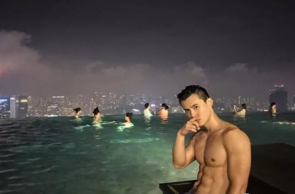 又一枚好肉游泳运动员转行星健身私教，户外浴场大秀身材这肉体我是服气的！ - 51虹马