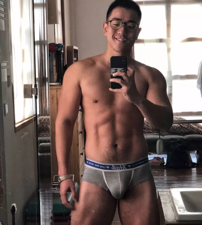 前凸后翘的粗壮运动男沙发熟睡遭抓拍 - 51虹马