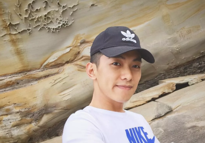 看点∣元气小奶狗穿运动短裤秀小腹肌，网友们又要换蜜汁男友了 - 51虹马