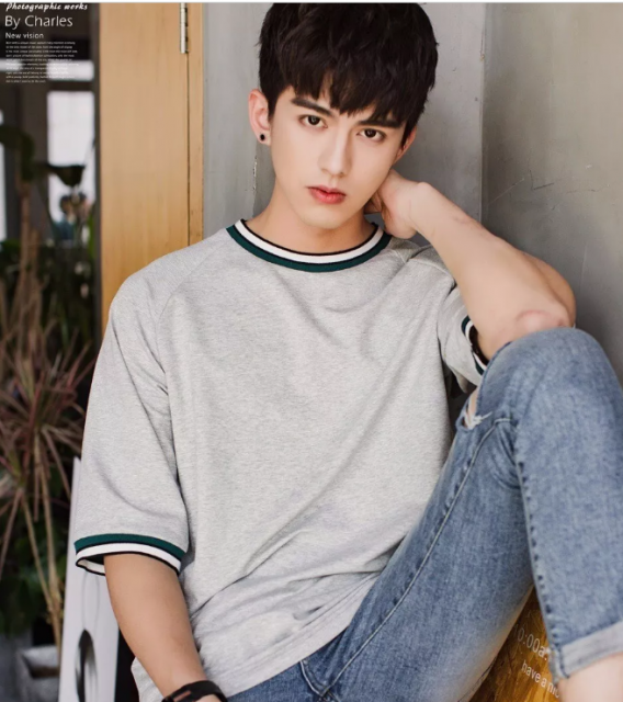 看点∣扒到脱了粉红背心的帅气小哥，身高188的小腹肌男模，嫩得掐出水…… - 51虹马