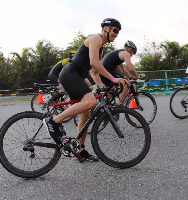 杨祐宁上演极致诱惑，看过他的gay片吗？网友秒变盯裆喵 - 51虹马