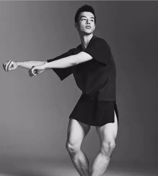 童颜兵哥哥竟然有大毛腿?床上侧颜像陈冠希? - 51虹马 童颜兵哥哥竟然有大毛腿?床上侧颜像陈冠希? - 51虹马