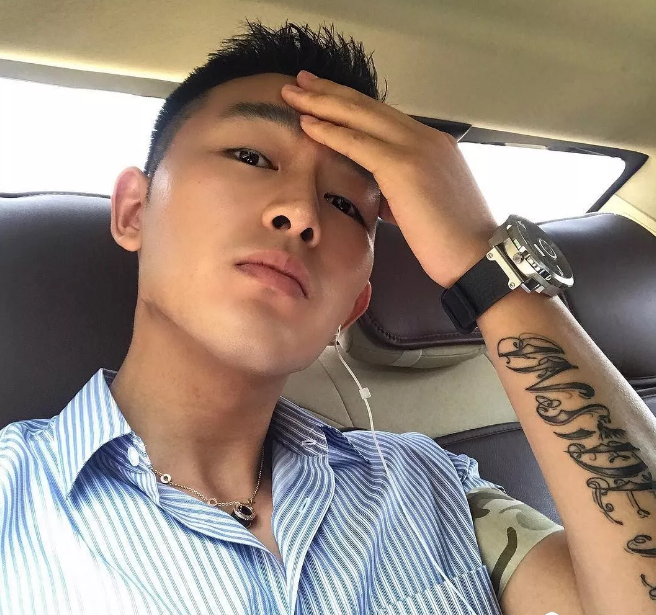 看点∣又一枚筋肉爆棚的鲜肉男模，劲道十足的肌肉身材让人羡慕嫉妒恨！ - 51虹马