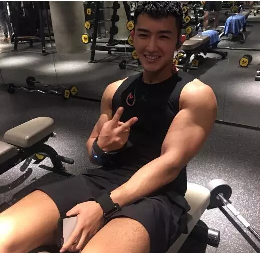 谢梓秋的吃瓜小狼狗又出新写真,网友惊呼看见蘑菇啦! - 51虹马 谢梓秋的吃瓜小狼狗又出新写真,网友惊呼看见蘑菇啦! - 51虹马