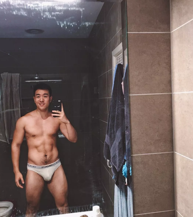 前凸后翘的粗壮运动男沙发熟睡遭抓拍 - 51虹马