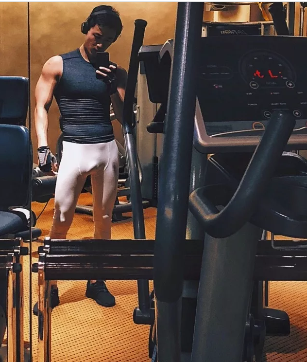 新加坡空少“藏雷”尺寸惊人，围观各种大尺度私照！ - 51虹马