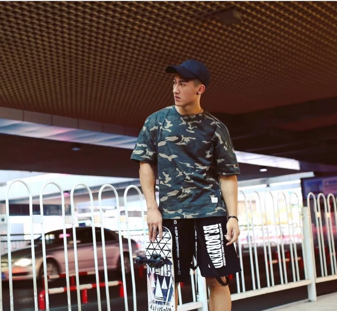 看点∣帅气小兵哥退役后当男模，健硕肌肉身材网友高呼“胸肌要炸了”! - 51虹马