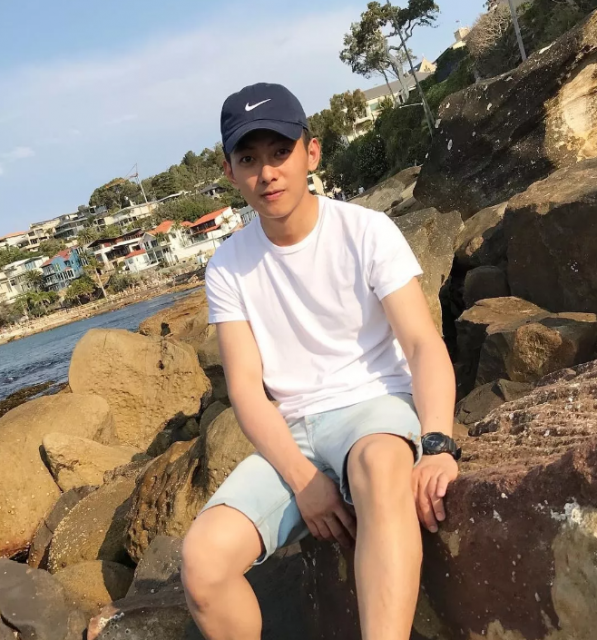 看点∣元气小奶狗穿运动短裤秀小腹肌，网友们又要换蜜汁男友了 - 51虹马