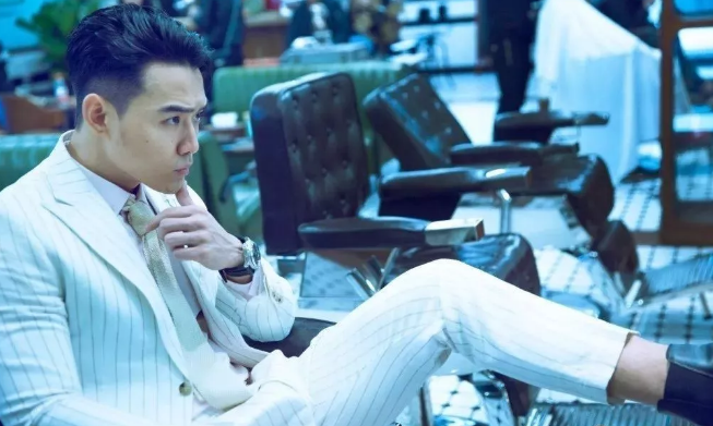 看点∣肌肉男模兼职健身私教，颜好料足还有腹肌加成 - 51虹马