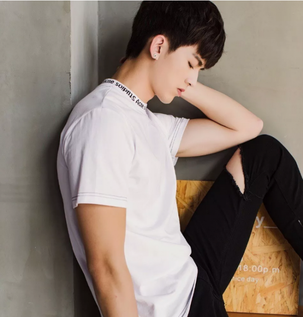 看点∣扒到脱了粉红背心的帅气小哥，身高188的小腹肌男模，嫩得掐出水…… - 51虹马