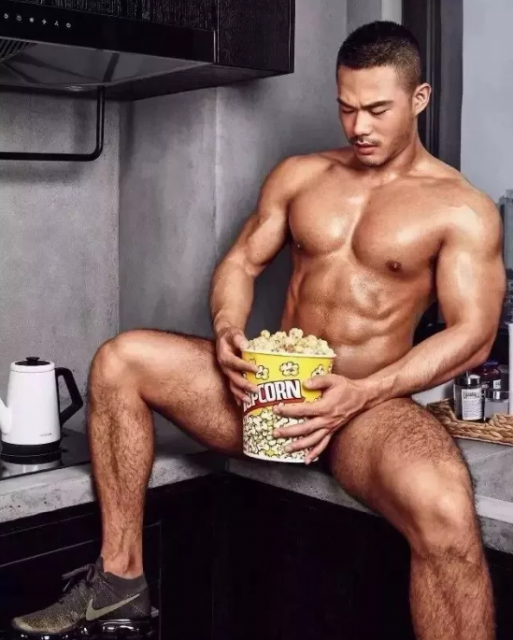 他有壮硕的肌肉和茂盛的毛发让他荷尔蒙爆表！ - 51虹马