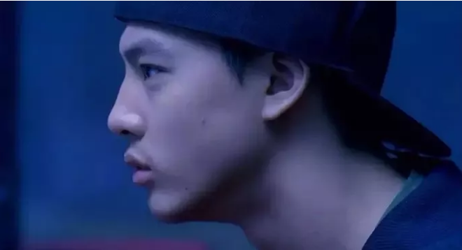 童颜兵哥哥竟然有大毛腿？床上侧颜像陈冠希？ - 51虹马