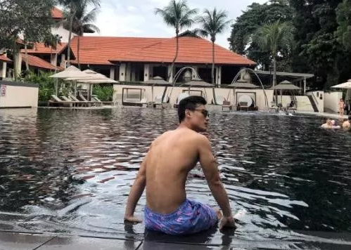 又一枚好肉游泳运动员转行星健身私教，户外浴场大秀身材这肉体我是服气的！ - 51虹马