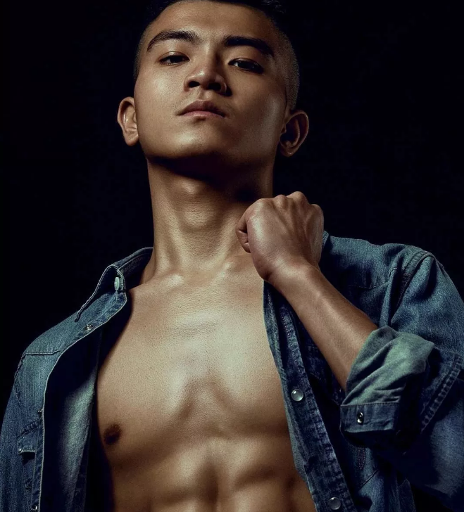 看点∣“小奶狗”的颜，“小狼犬”的身材，被八块小腹肌的小鲜肉秒杀！ - 51虹马