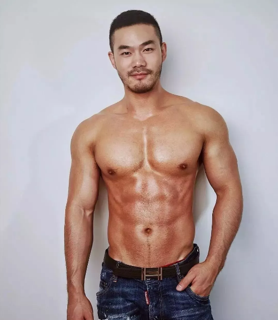 他有壮硕的肌肉和茂盛的毛发让他荷尔蒙爆表！ - 51虹马