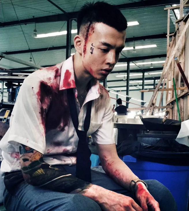 童颜兵哥哥竟然有大毛腿?床上侧颜像陈冠希? - 51虹马 童颜兵哥哥竟然有大毛腿?床上侧颜像陈冠希? - 51虹马