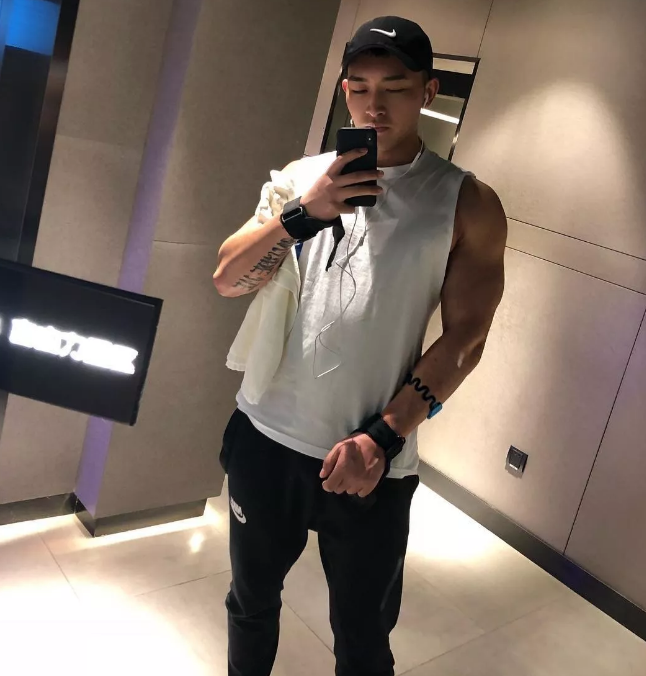 看点∣又一枚筋肉爆棚的鲜肉男模,劲道十足的肌肉身材让人羡慕嫉妒恨! - 51虹马 看点∣又一枚筋肉爆棚的鲜肉男模,劲道十足的肌肉身材让人羡慕嫉妒恨! - 51虹马